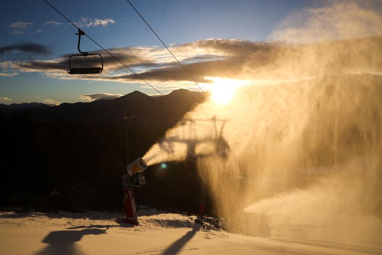 Snekanoner er på arbejde i Font-Romeu/Bolquere Pyrenees 2000-skisportsstedet i Pyrenæerne, hvor vejrudsigten siger 4 grader plus i midten af uge 7. Foto: Charly Triballeau/Ritzau Scanpix