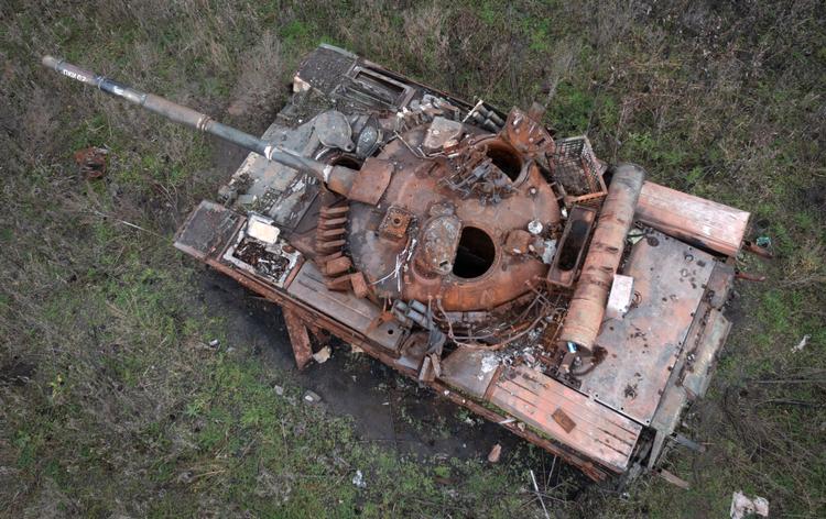 En beskadiget russisk kampvogn står efterladt på en mark i Kharkiv-regionen i Ukraine. Foto: Efrem Lukatsky/Ritzau Scanpix