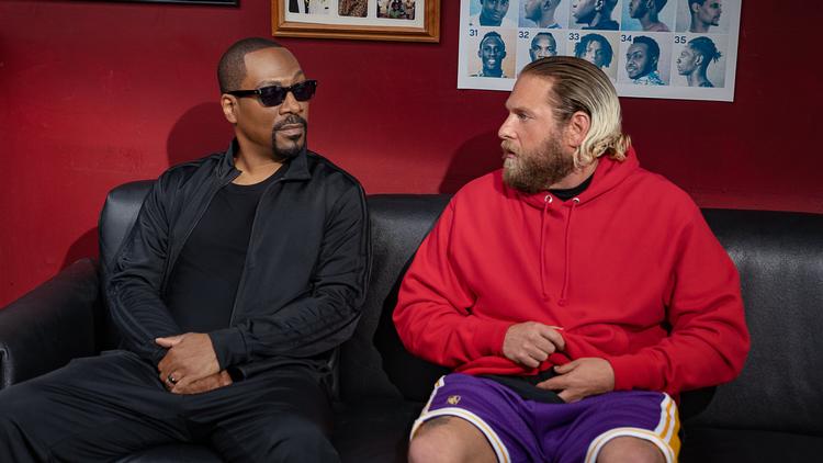 Eddie Murphy griller Jonah Hill over en sagte ild i Netflix-filmen 'You People', som er sjovere end sit rygte. Foto: PR