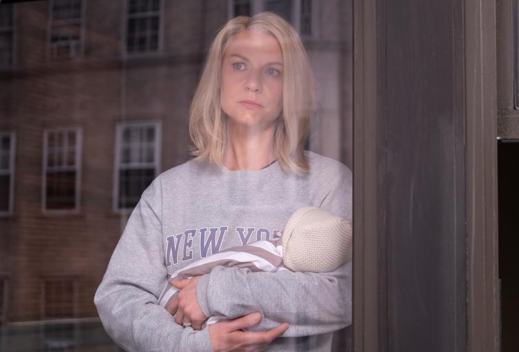 Claire Danes emmer af indestængt sorg, vrede og forvirring i sin fremragende fortolkning af den anerkendelseshungrende Rachel Fleishman.  Foto: Disney+