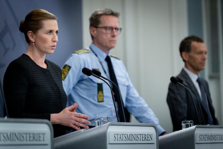 Rigspolitichef Thorkild Fogde fotograferet med statsminister Mette Frederiksen og Erik Brøgger Rasmussen fra Udenrigsministeriet under et pressemøde. under den coronakrise, der førte til, at han blev fritaget for tjeneste. Foto: Mads Nissen