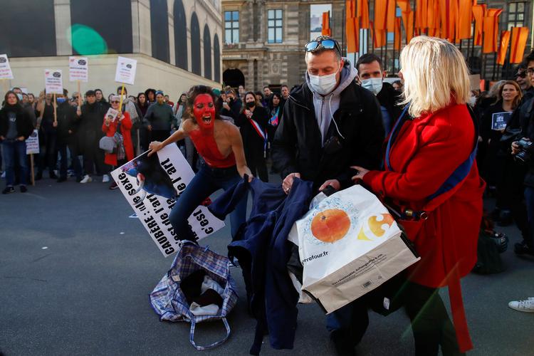 Debatten mellem feminister på den ene side og kunstnere, der taler om censur, på den anden er eksploderet i Frankrig. Ikke mindst i kulturlivet. Her en demonstration mod seksuelle krænkelser i teaterverdenen. Foto: Gonzalo Fuentes/Ritzau Scanpix