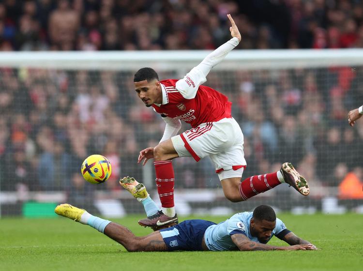 Brentfords frontløber Ivan Toney (liggende) gav Arsenals franske forsvarer William Saliba rigeligt at lave under lørdagens opgør på Emirates i London. Foto: David Klein/Ritzau Scanpix
