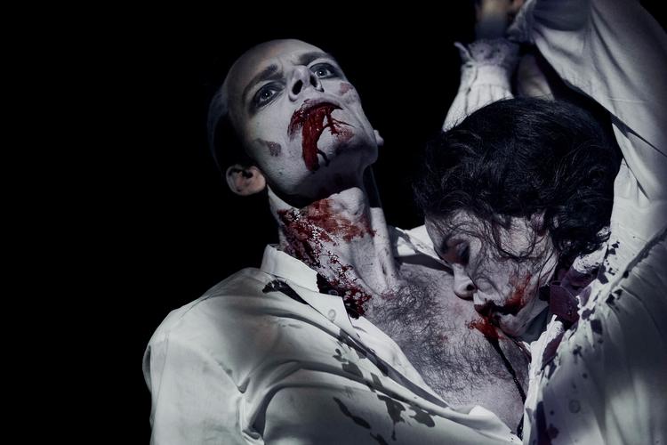 Henført er Dracula efter at have forført nok en kvinde til at suge hans hjerteblod (Jacob Madsen Kvols og Anne Plauborg). Foto: Emilia Therese Foto: Emilia Therese