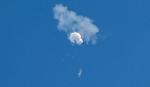 Her skydes den kinesiske ballon ned over havet på USAs østkyst. Siden har yderligere to mystiske genstande fløjet ind over USA og Canada.  Foto: Reuters/Randall Hill Foto: Randall Hill/Ritzau Scanpix
