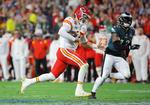 Patrick Mahomes fra Kansas City Chiefs  i løbeduel med Philadelphias Kyzir White. Foto: Brian Snyder/Ritzau Scanpix
