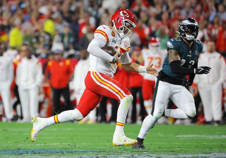 Patrick Mahomes fra Kansas City Chiefs  i løbeduel med Philadelphias Kyzir White. Foto: Brian Snyder/Ritzau Scanpix