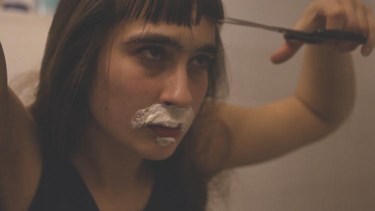 Kunstmaleren Apolonia Sokol er uforbeholdent sig selv i Lea Globs dokumentarfilm, der udvikler sig uforudsigeligt over tid.  Foto Lea Glob