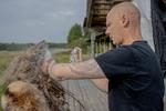 Jim Lyngvild, her fotograferet i forbindelse med et interview i Politiken i 2021, i færd med at sminke sin mor. Hun lagde krop til et af Lyngvilds billeder, der skulle forestille vølver, der blev udstillet udstillet på Museum Sydøstsjælland i Køge. Arkivfoto Miriam Dalsgaard