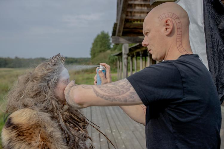 Jim Lyngvild, her fotograferet i forbindelse med et interview i Politiken i 2021, i færd med at sminke sin mor. Hun lagde krop til et af Lyngvilds billeder, der skulle forestille vølver, der blev udstillet udstillet på Museum Sydøstsjælland i Køge. Arkivfoto Miriam Dalsgaard