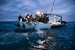 Resterne af den nedskudte kinesiske ballon, der fløj over USA i sidste uge, bliver samlet op ud for South Carolinas kyst. Foto: Petty Officer 1st Class Tyler Th/Ritzau Scanpix