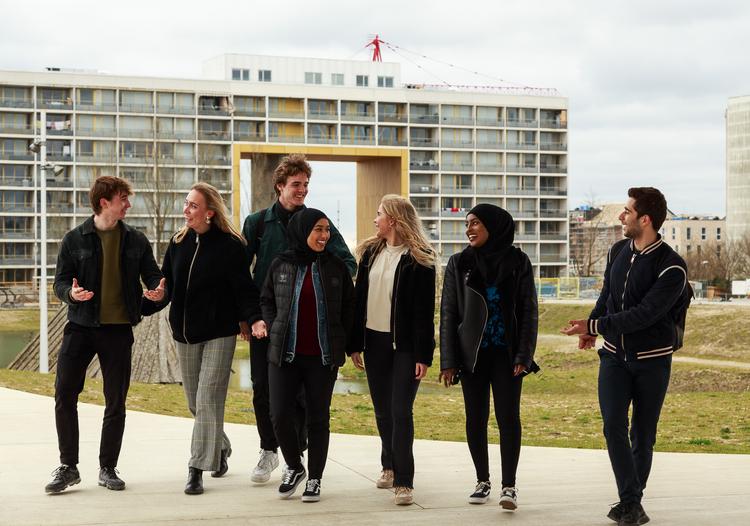 Med blokkene i Gellerup i baggrunden og Aarhus i baghaven arbejdes der på at gøre en idé om en ny højskole i landets næststørste by til virkelighed. Pr-foto: Gert Medom 