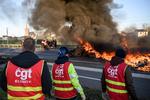    Regeringen frygter blokader af raffinaderier og andre aktioner i de kommende uger. Strejkerne kulminerer 7. marts med arbejdsnedllæggelser overalt. Foto: Loic Venance/Ritzau Scanpix