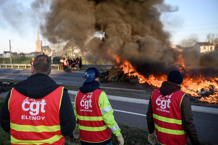    Regeringen frygter blokader af raffinaderier og andre aktioner i de kommende uger. Strejkerne kulminerer 7. marts med arbejdsnedllæggelser overalt. Foto: Loic Venance/Ritzau Scanpix