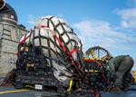 Dykkere bjærger resterne af den kinesiske ballon, som blev skudt ned over amerikansk luftrum. Ifølge USA's militær har man blandt andet fundet sensorer og vigtige elektroniske dele. Foto: Us Navy/Ritzau Scanpix