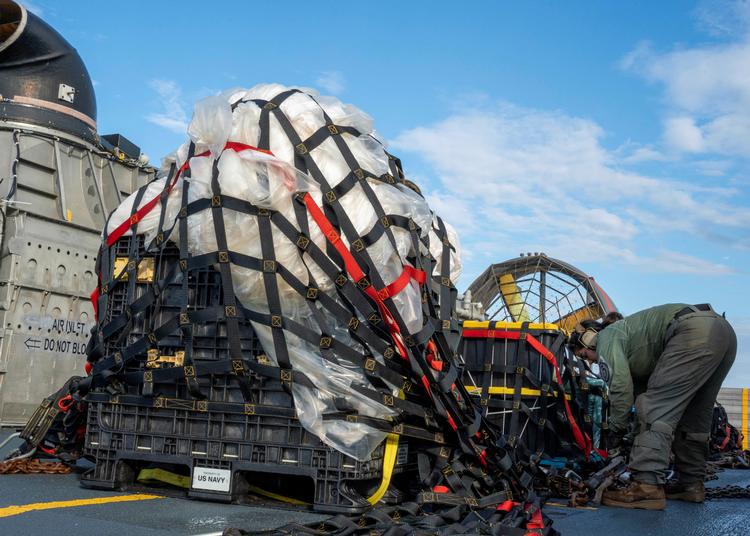Dykkere bjærger resterne af den kinesiske ballon, som blev skudt ned over amerikansk luftrum. Ifølge USA's militær har man blandt andet fundet sensorer og vigtige elektroniske dele. Foto: Us Navy/Ritzau Scanpix