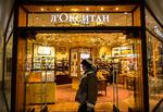 En russisk kunde passerer sidste år en L'Oksitan-kometikbutik i Moksva. I april sidste år meddelte det franske mærke  L'Occitane, at det lukkede sit salg i Rusland. Det kom siden frem, at dets varer kunne købes under mærket "L'Oksitan", skrevet med kyrilliske bogstaver.  Det er siden stoppet. Foto: Yuri Kadobnov/Ritzau Scanpix