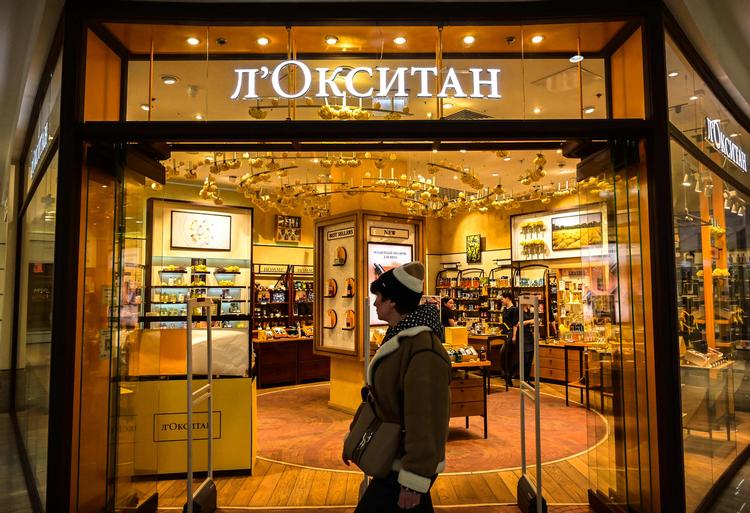 En russisk kunde passerer sidste år en L'Oksitan-kometikbutik i Moksva. I april sidste år meddelte det franske mærke  L'Occitane, at det lukkede sit salg i Rusland. Det kom siden frem, at dets varer kunne købes under mærket "L'Oksitan", skrevet med kyrilliske bogstaver.  Det er siden stoppet. Foto: Yuri Kadobnov/Ritzau Scanpix