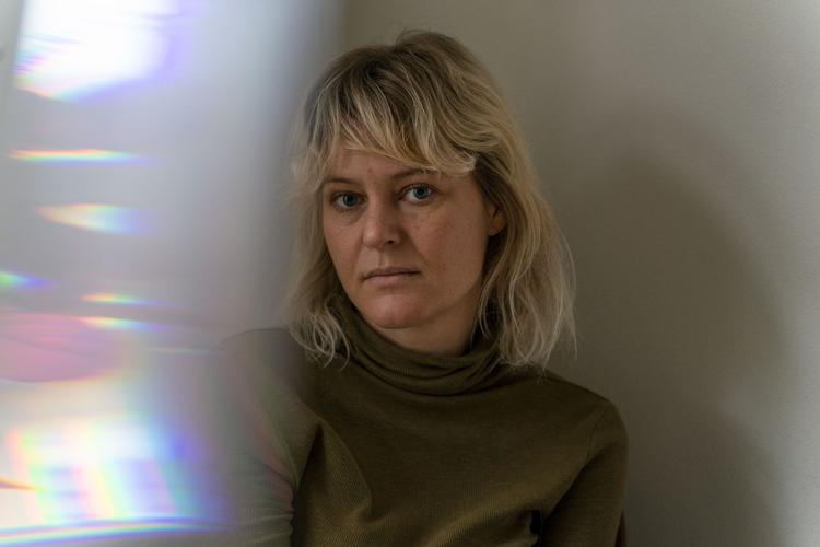 Verdenerne på den ene og anden side af huden ligner hinanden i Mette Zingenbergs roman: kolonier af organismer og ting holdt sammen af lag på lag og gennemstrømmet af drømme.  Foto: Sarah Marie Winther