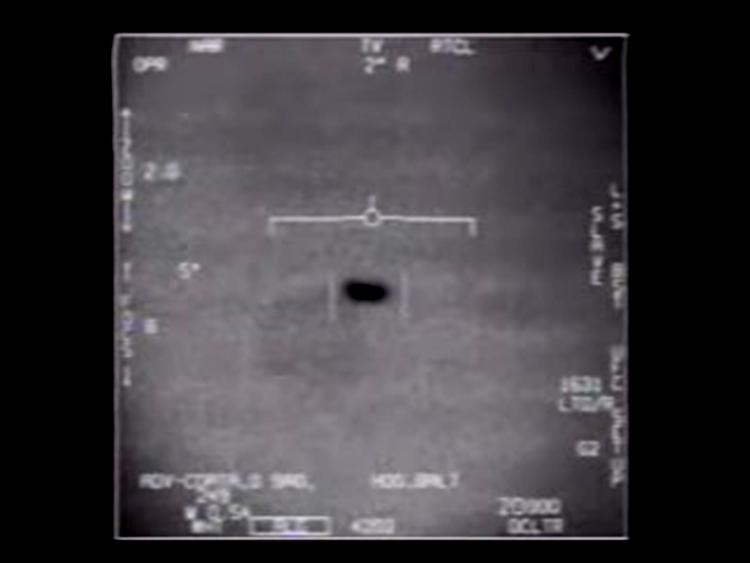 En amerikansk militærvideo af et ældre uidentificeret luftobjekt filmet ud for kysten ved San Diego.  Foto: United States Navy