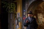 Britiske Rowan Atkinson spiller den franske kommissær Maigret på en måde, så der er mere nordfransk vejrlig end sydfransk solskin over ham.  Foto: DR