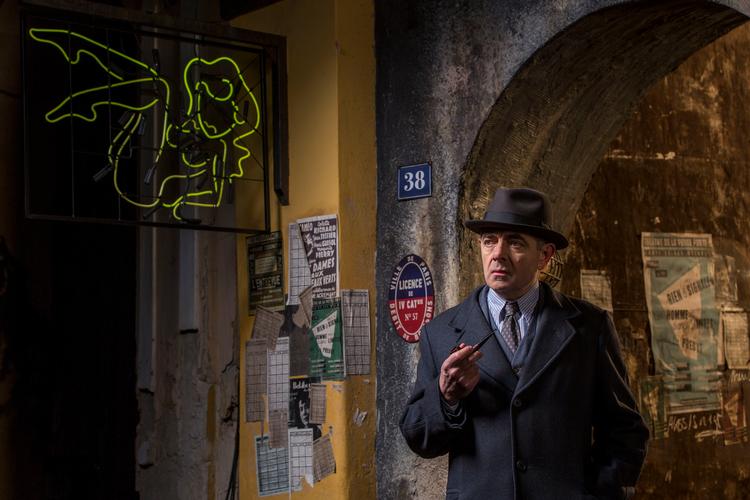 Britiske Rowan Atkinson spiller den franske kommissær Maigret på en måde, så der er mere nordfransk vejrlig end sydfransk solskin over ham.  Foto: DR