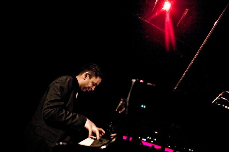Pianisten Vijay Iyer er en af medunderskriverne af UMAW's åbne brev om bedre lønvilkår for musikere på musikfestivalen South by Southwest. Her ses han optræde under jazzfestivalen i København i 2010. Foto: Joachim Adrian/Ritzau Scanpix