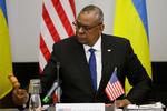 USA's forsvarsminister, Lloyd Austin, understreger, at den vestlige koalition, Ukraine Defense Contact Group, langtfra er færdig med at forsyne Ukraine med våben. Foto: Johanna Geron/Ritzau Scanpix