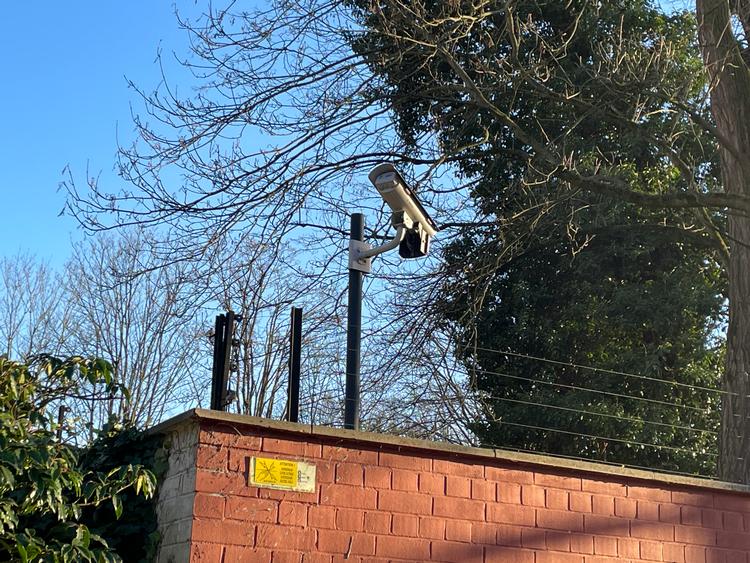 Mure, hegn og ikke mindst kameraer omgiver hele det enorme russiske kompleks bestående af blandt andet ambassade og skole midt i Bruxelles. Foto: Karin Axelsson 