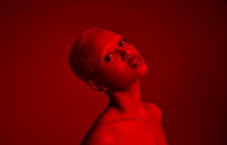 Kelela er – ligesom et godt mixtape – fuld af modsætninger. Hun er afrikaner, men opvokset i Amerika, og hendes musik lyder mere britisk end amerikansk. Hendes navn stammer fra det etiopiske sprog amharic, som er et ud af de 93 sprog, der tales i Etiopien. Foto: Justin French