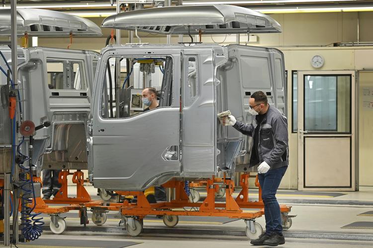 Lastbilfabrikker som MAN skal inden 2040 omstille produktionen, så ni ud af ti biler kører på el eller brint.  Foto: Frank Hoermann/sven Simon/Ritzau Scanpix