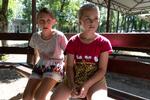 Allerede i sommer var der forlydender om, at forældreløse, ukrainske børn kom i pleje hos russiske familier. Nyhedsbureauet AP mødte pigerne Olesya Lyadchenko (tv.) og Yaroslava Rogachyova (th.) i en lejr i Zolotaya Kosa i Rostov-området i det sydvestlige Rusland i juli. Yaroslava fortalte her AP, at hun ville savne Donetsk, men at hun havde fået et godt indtryk af sin nye plejefamilie under et videomøde. Foto: Uncredited/Ritzau Scanpix