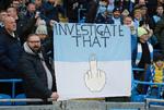 Fans af Manchester City giver ikke meget for, at klubben er anklaget for 115 brud på Premier Leagues regler. Det viser dette banner fra en kamp mod Aston Villa tydeligt. Foto: Phil Noble/Ritzau Scanpix