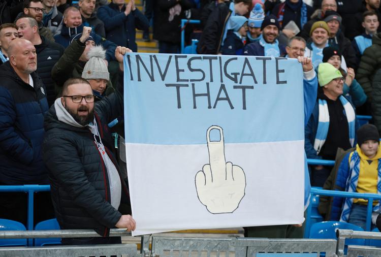 Fans af Manchester City giver ikke meget for, at klubben er anklaget for 115 brud på Premier Leagues regler. Det viser dette banner fra en kamp mod Aston Villa tydeligt. Foto: Phil Noble/Ritzau Scanpix