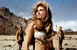 Raquel Welch slog for alvor igennem, da hun i 1966 i 'Kæmpeøglernes kamp’ optrådte i en hjorteskindsbikini. Foto: /Ritzau Scanpix