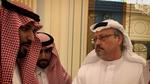 Jamal Khashoggi (th.), der havde arbejdet for flere internationale medier, mistede livet på det saudiarabiske konsulat i Istanbul i 2018. Dokumentaren fortæller om mordet, der trækker tråde til landets kronprins, Mohammed bin Salman.   