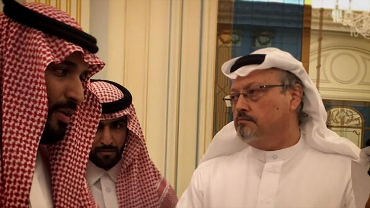Jamal Khashoggi (th.), der havde arbejdet for flere internationale medier, mistede livet på det saudiarabiske konsulat i Istanbul i 2018. Dokumentaren fortæller om mordet, der trækker tråde til landets kronprins, Mohammed bin Salman.   