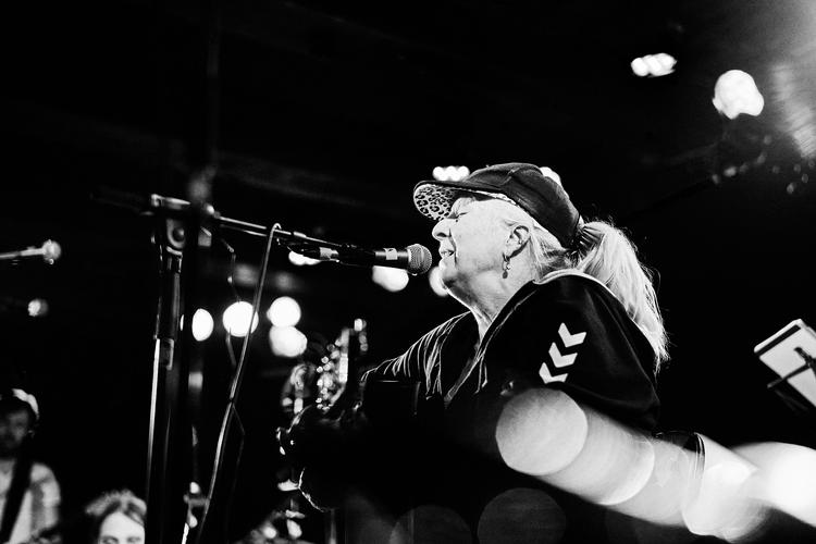 Loppen er en af de scener, hvor Pia Raug har optrådt i de senere år. Yngre generationer af lyttere går på opdagelse i hendes genreblandende sangskrivning. Foto: Mike Højgaard/neue.pink Foto: Mike Højgaard/neue.pink

