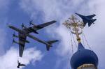 Et russisk Su-35S kampfly og et Tu-95ms strategisk bombefly flyver over en kirke i Moskva i Rusland under en militærparade 4. maj 2022, der markerer årsdagen for sejren over Nazityskland i Anden Verdenskrig. Arkivfoto. Foto: Maxim Shemetov/Ritzau Scanpix