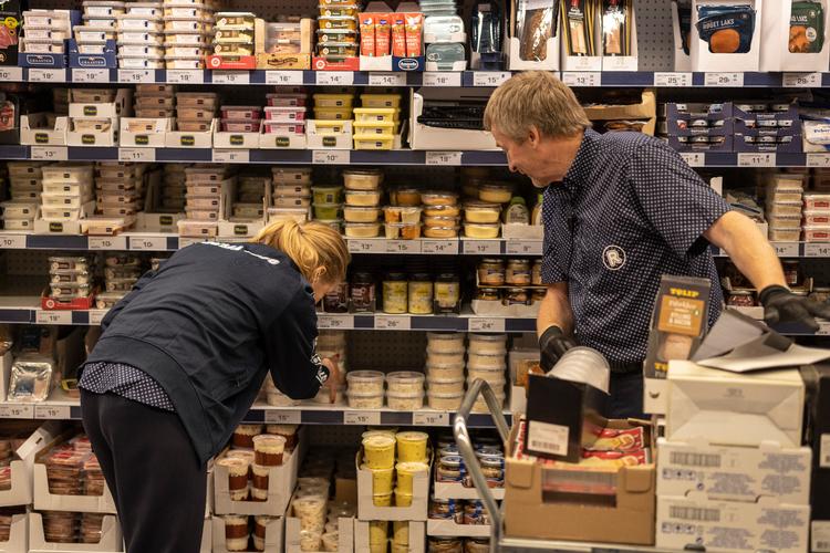 FV22: De radikales leder Sofie Carsten Nielsen besøger Rema 1000 i Nakskov &amp; værtshuset Rådhuspubben i Maribo som led i valgkampen op til folketingsvalget. Foto: Christian Falck Wolff