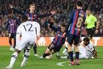 Barcelonas Gavi (midt), Pedri og Frenkie De Jong i nærkamp med Manchester Uniteds Fred og Tyrell Malacia torsdag aften på Camp Nou.  Foto: Josep Lago/Ritzau Scanpix