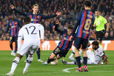 Barcelonas Gavi (midt), Pedri og Frenkie De Jong i nærkamp med Manchester Uniteds Fred og Tyrell Malacia torsdag aften på Camp Nou.  Foto: Josep Lago/Ritzau Scanpix