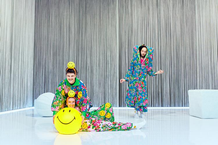 Smiley on ice! Der er japansk anime-stemning og forfrossent showhumør over den snigende undergang. Foto: Kasper Nybo 
