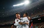 Manchester Uniteds store profil Marcus Rashford (th.) lader sig hylde af holdkammeraten Jadon Sancho på en torsdag aften, hvor Rashford fik stor indflydelse på resultatet i Barcelona.  Foto: Albert Gea/Ritzau Scanpix