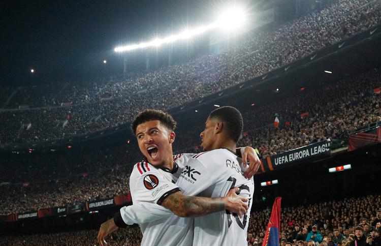 Manchester Uniteds store profil Marcus Rashford (th.) lader sig hylde af holdkammeraten Jadon Sancho på en torsdag aften, hvor Rashford fik stor indflydelse på resultatet i Barcelona.  Foto: Albert Gea/Ritzau Scanpix