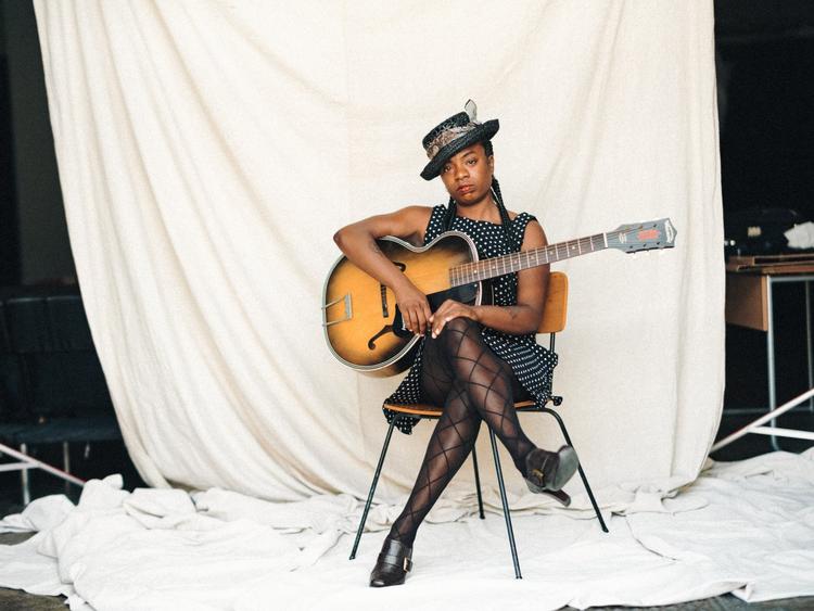 Det er nogle ret vilde sider af sig selv, som Sunny War åbenbarer på sit fjerde og afgørende anderledes album. 