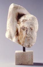 Nationalmuseet er i besiddelse af to godt 20 cm. høje fragmenter fra Pathenon i Athen. To hoveder som blev bragt hertil af den danske Kaptajn Moritz Hartmann i 1688, efter han havde deltaget i bystaten Venedigs anslag mod Athen, der dengang var en del af Osmannerriget. Det var Venetianerne, som i 1687 delvist sprængte templet i luften.  Foto: John Lee / Nationalmuseet