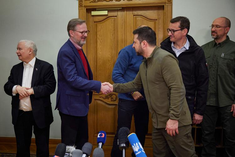 Ledere fra Polen, Tjekkiet og Slovenien var de første EU-ledere til at tage toget til Ukraine og vise præsident Zelenskyj deres støtte midt i den russiske bomberegn, som var startet 20 dage før.  EPA/PRESIDENTIAL PRESS SERVICE HANDOUT HANDOUT HANDOUT EDITORIAL USE ONLY/NO SALES HANDOUT EDITORIAL USE ONLY/NO SALES HANDOUT EDITORIAL USE ONLY/NO SALES Foto: Presidential Press Service Hando/Ritzau Scanpix