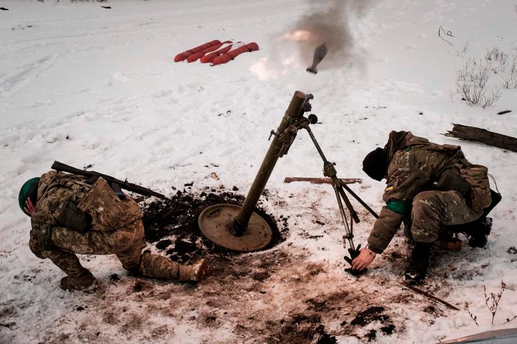Det er ikke stenslynger men mortergranater, som de ukrainske soldater møder de russiske angribere med i den virkelige krig ved byen Bakhmut, der er ved at være jævnet med jorden af de hårde kampe.
 Foto: Yasuyoshi Chiba/Ritzau Scanpix