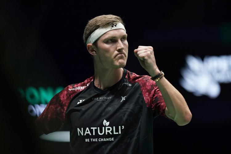 Efter en smadret ketcher og en matchbold til modstanderen lykkedes det Viktor Axelsen at vinde over 20-årige Christo Popov.  Foto: Kien Huo/Ritzau Scanpix